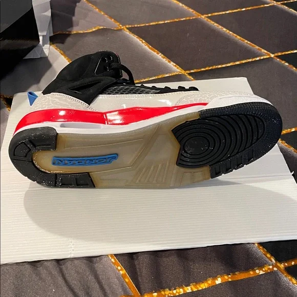 Jordan Spizike Black and Infrared Sneakers - Picture 6 of 11